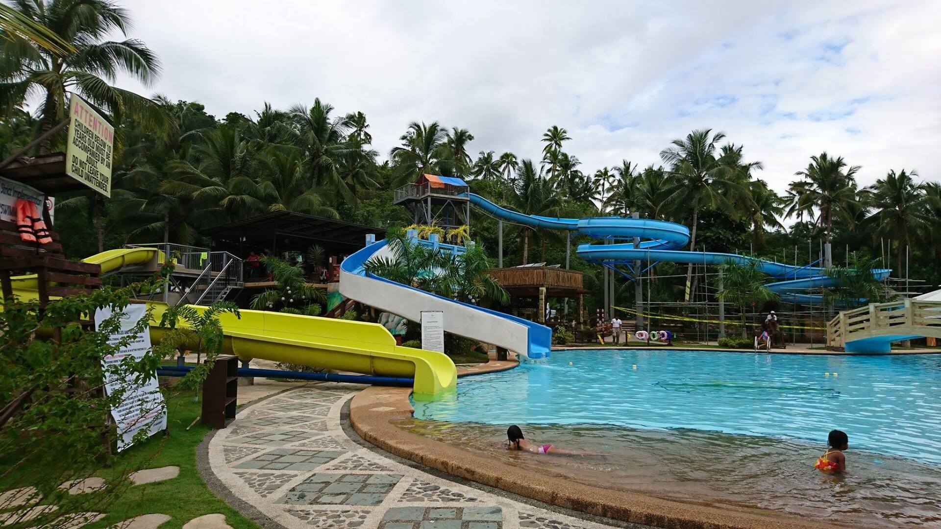 Giant+Slides+on+Swimming+Pool